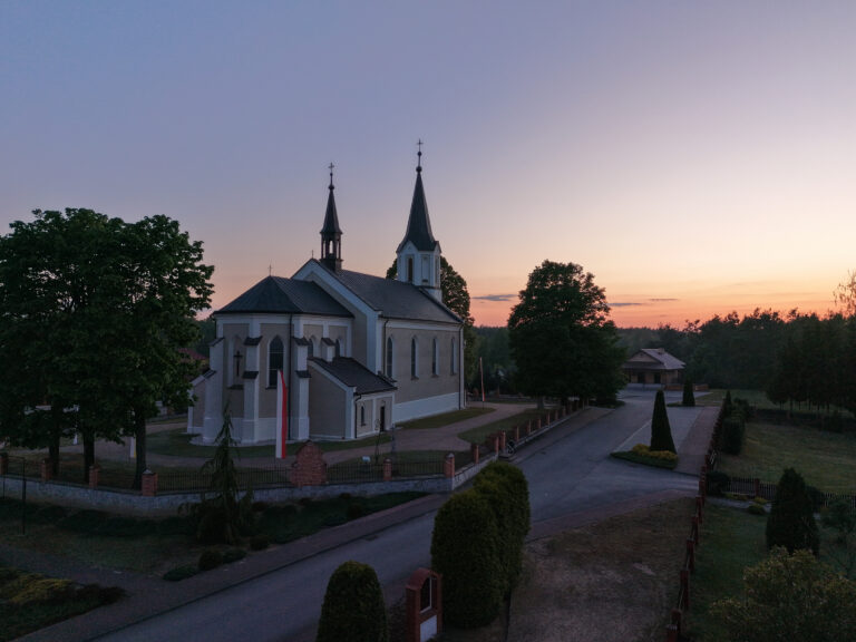 Kościół i okolice z lotu ptaka